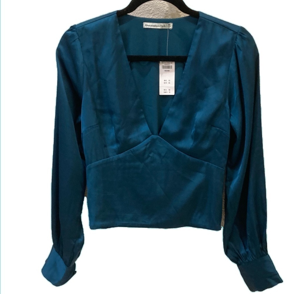 Abercrombie & Fitch cropped satin blouse. Deep teal. Size M. NWT